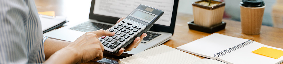 Une personne calcule le prix du rapatriement de corps Une personne calcule le prix du rapatriement de corps